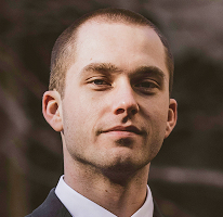 Thomas Whitfield, analyste en trading et spécialiste des marchés crypto, portrait.